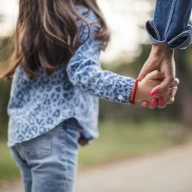 Matka i córka trzymające się za ręce