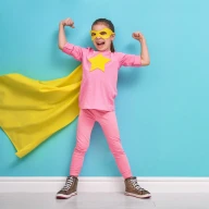 Dziewczynka ubrana w strój różowy z żółtą peleryną